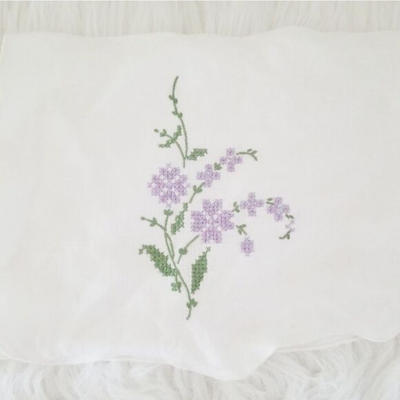 Hand embroidered handkerchief. - Picture 1 of 2